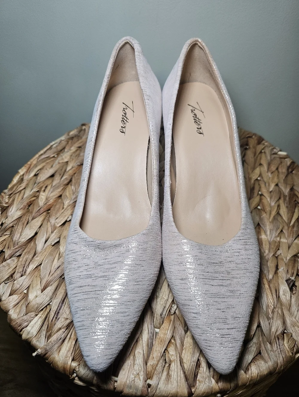 TROTTERS Noelle Metallic Leather Pumps Pointed Toe Kitten Heel Champagne Nude 8M